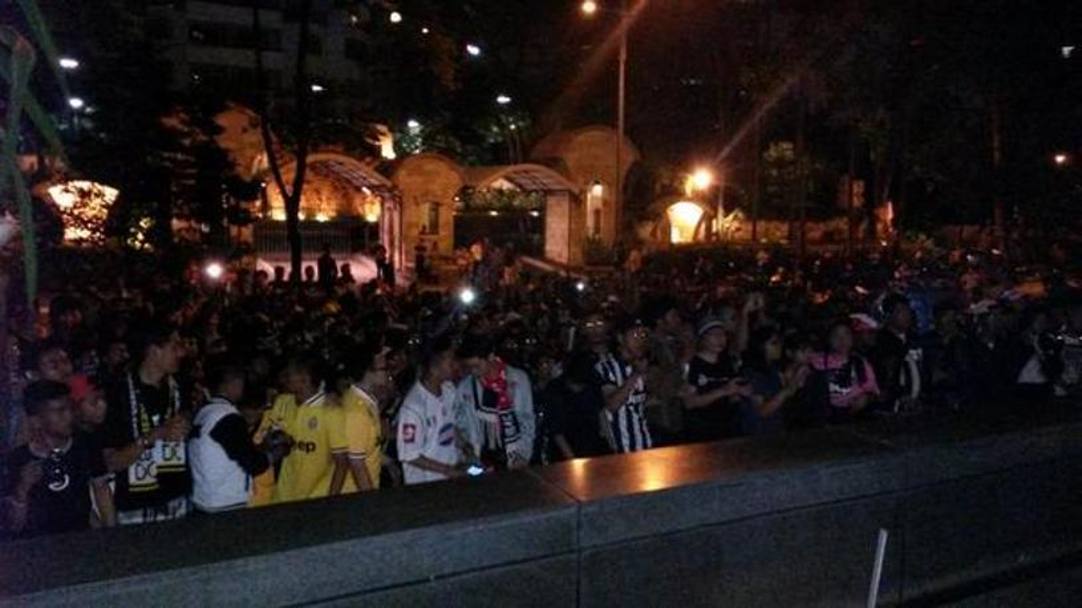 Centinai di tifosi aspettano la Juventus. Twitter 
